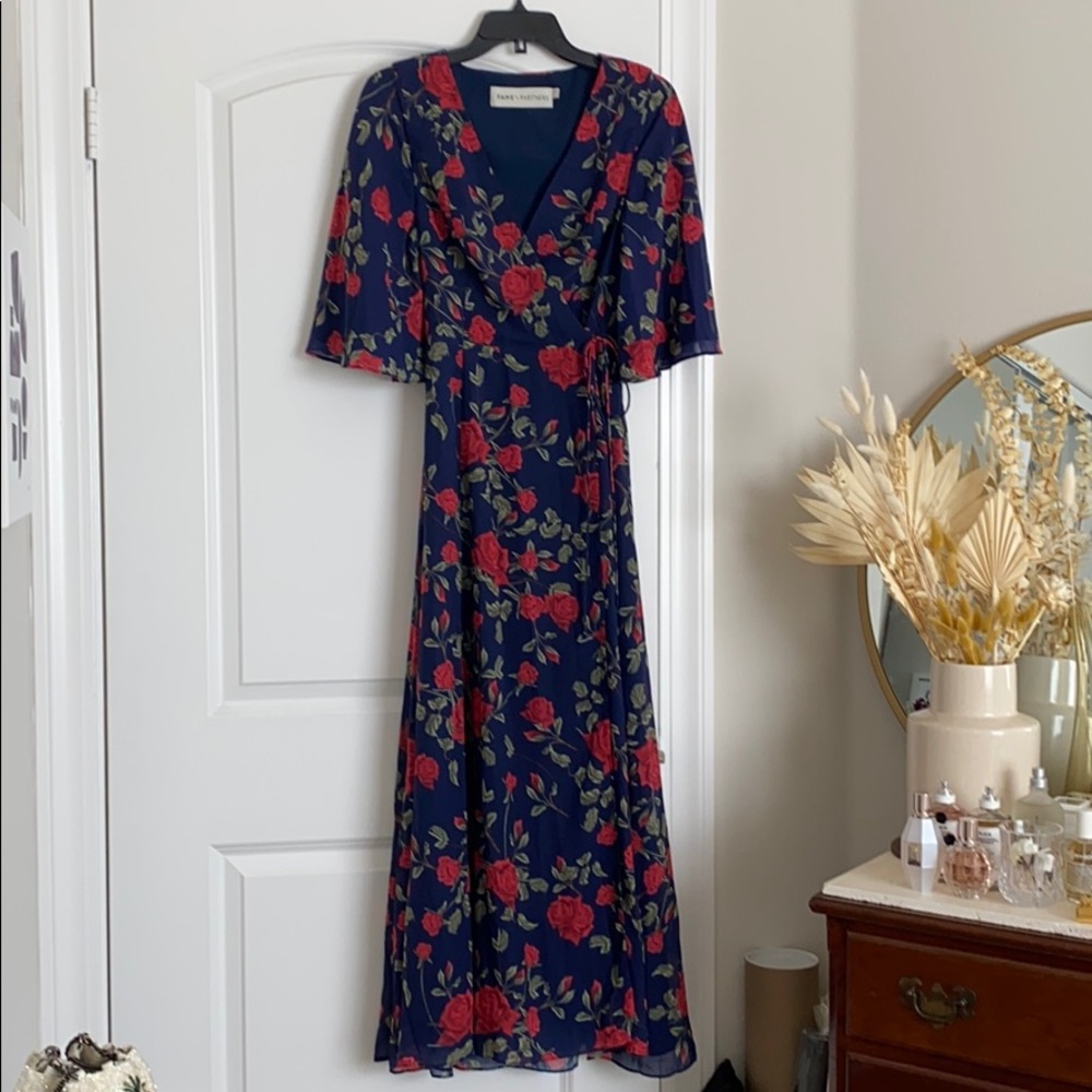 FAME AND PARTNERS Rose Print Wrap Formal Dress  4